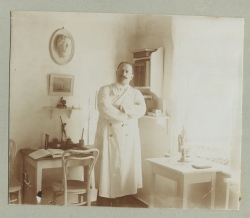 Dr. Vladimirs Kuharenko savā darba kabinetā, 20.gs. sākums. Fotogrāfs nav noskaidrots. Jūrmalas muzeja krājums