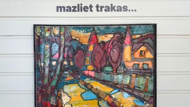 Uz sienas izstādes nosaukums, zem tā glezna spilgtās krāsās