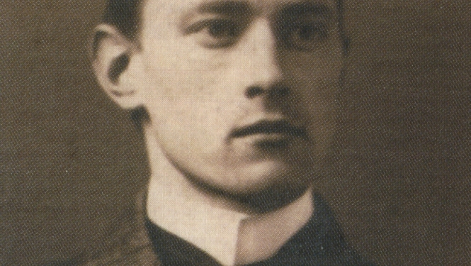 Melnbalta fotogrāfija. Jauna vīrieša portrets pretskatā
