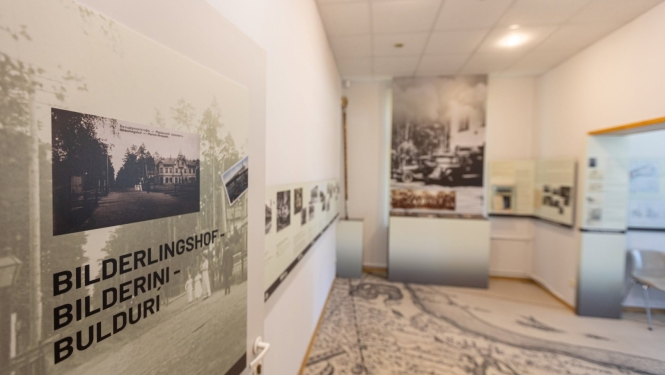 Pie sienām fotogrāfijas, uz grīdas Bulduru apkaimes karte