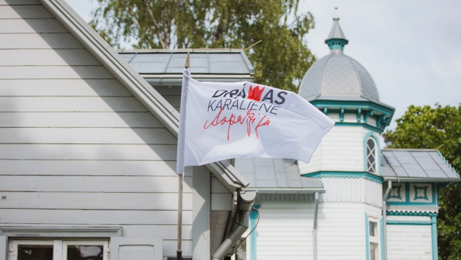 Pasākuma karogs un Aspazijas māja fonā
