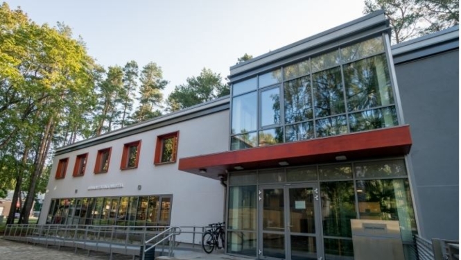 Bibliotēkas ēka, gaiša fasāde ar sarkaniem elementiem