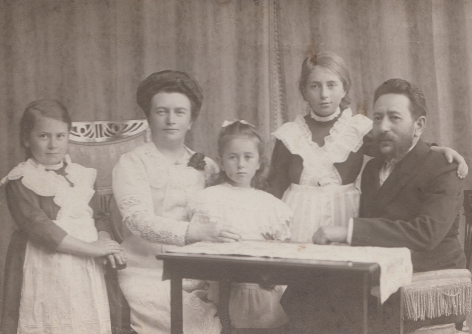 Mihails Maksimovičs ar sievu Katrīnu un meitām. E.v. Eggert foto, Rīga. Ap  1910. gadu. 