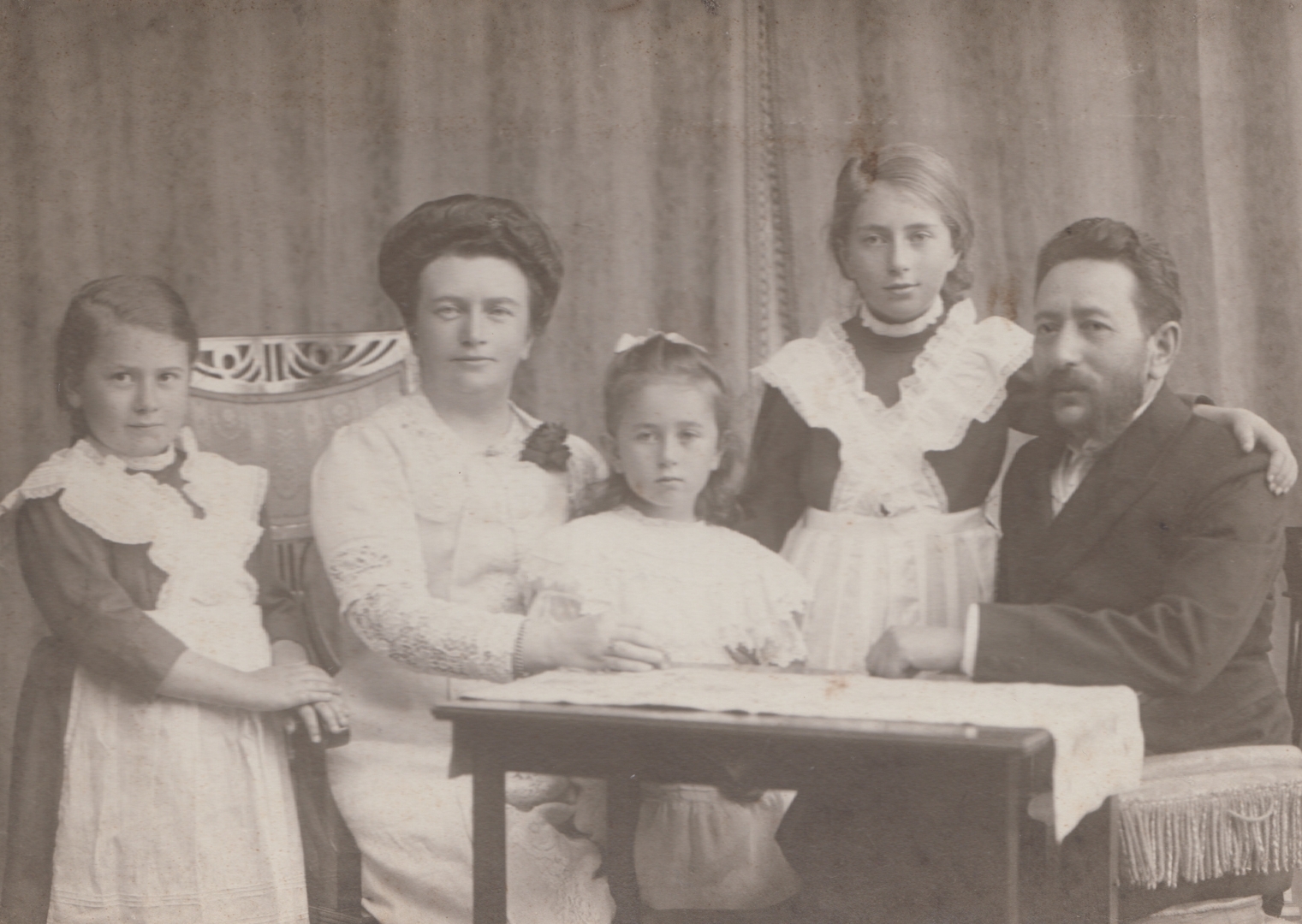 Ārsts Mihails Maksimovičs (1867–1923) ar ģimeni, svētku drēbēs