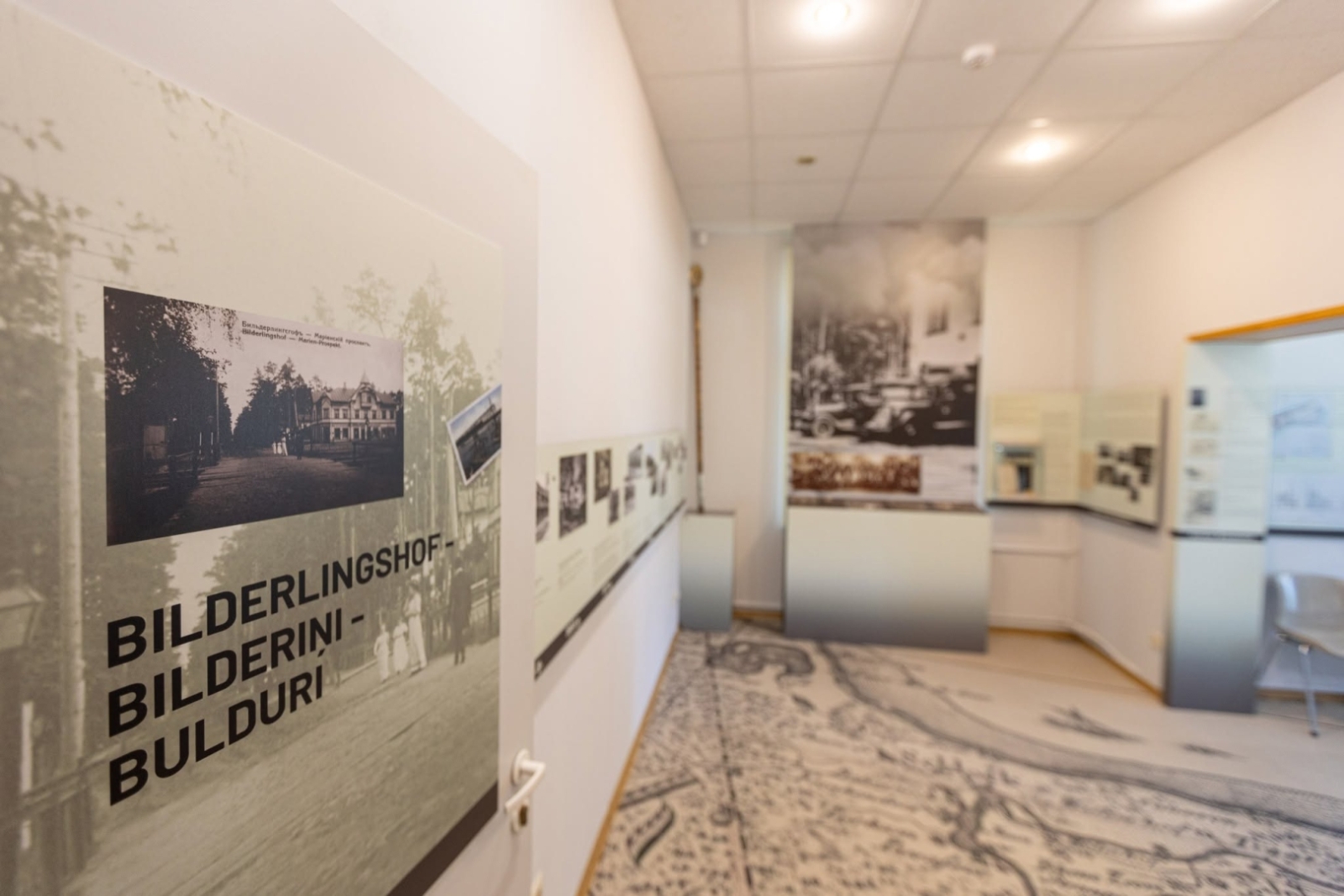 Pie sienām fotogrāfijas, uz grīdas Bulduru apkaimes karte