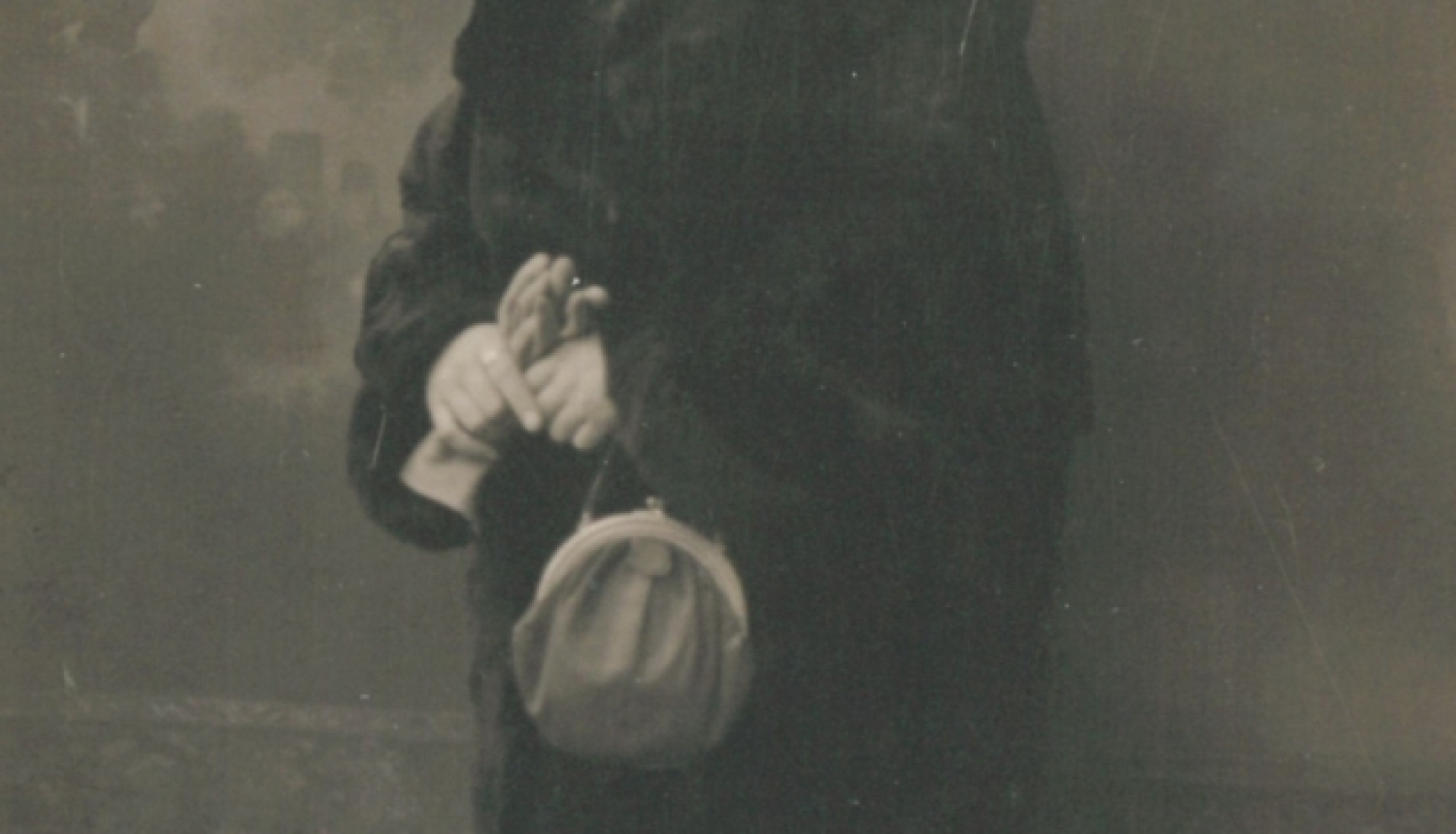dāma ar rokassomiņu