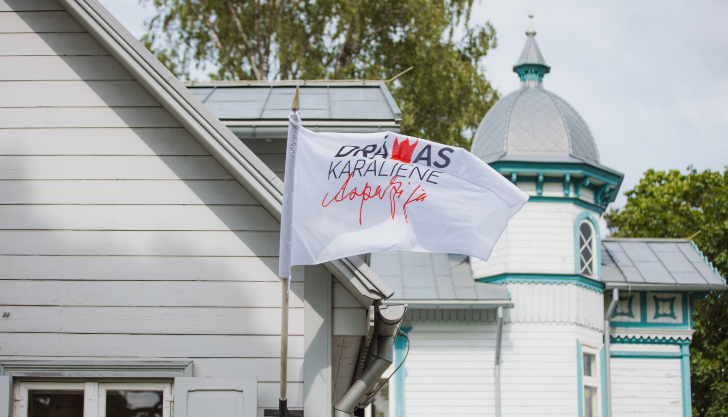 Pasākuma karogs un Aspazijas māja fonā