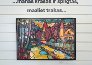 Uz sienas izstādes nosaukums, zem tā glezna spilgtās krāsās