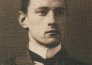 Melnbalta fotogrāfija. Jauna vīrieša portrets pretskatā