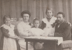 Mihails Maksimovičs ar sievu Katrīnu un meitām. E.v. Eggert foto, Rīga. Ap  1910. gadu. 