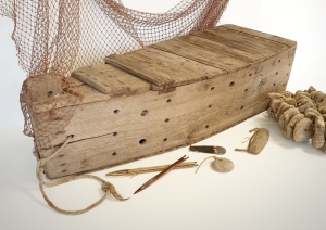 Igvāte - caurumota koka kaste laivas formā dzīvu zivju glabāšanai ūdenī, zvejas tīkls, korķa un koka pludiņi, akmens un svina tīklu gremdes, koka saivas.