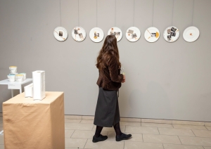 Pie sienas balti keramikas šķīvji, izstāde