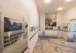 Pie sienām fotogrāfijas, uz grīdas Bulduru apkaimes karte